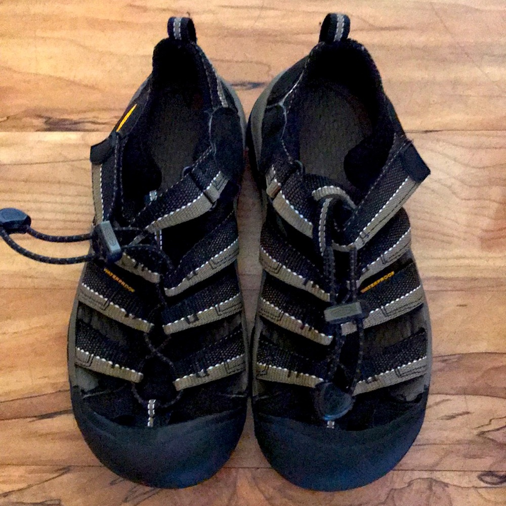 Keen H2 Newport Size 4 boy girl black olive water hiking fisherman sandals EUC